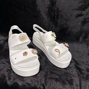 NWT CROCS PLATFORM SANDALS WITH ADORABLE ACCESSORIES